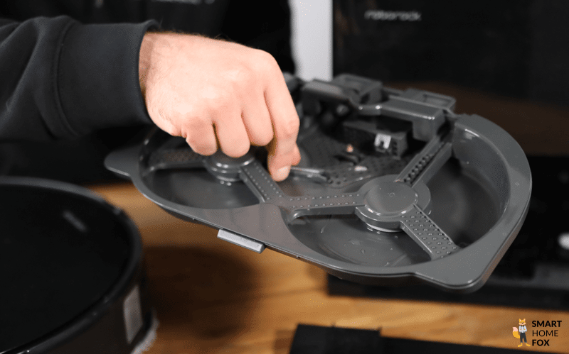 Видна функция самоочистки Roborock Qrevo Slim (V20).